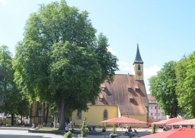 Kreuzkirche Nürtingen mit Vorplatz - K3N